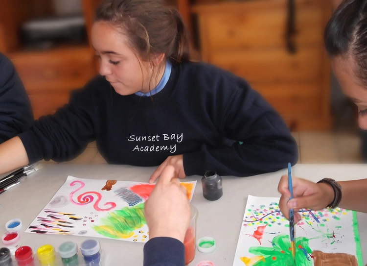 girl-student-on-art-therapy-at-sba
